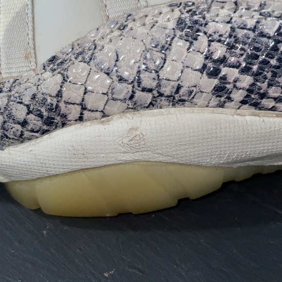 Authentic Air Jordan 11 Low Snakeskin Sneakers - Picture 10 of 12